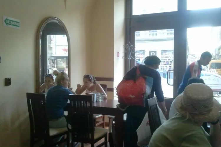 Țiganii și-au făcut cuib la Memo 10. Cerșesc mâncare și bani de la clienți - FOTO