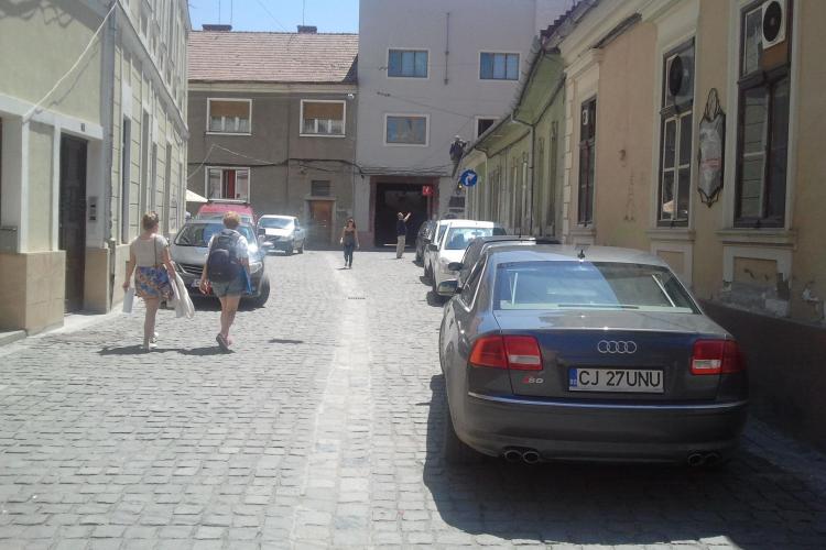 Clujenii parchează mașinile pe o pietonală controlată de primărie FOTO