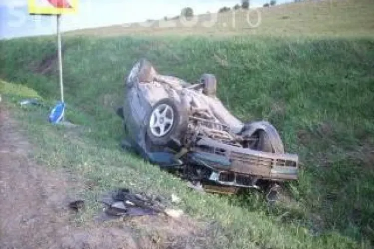 Accident la Mărtinești! O mașină s-a răsturnat și patru persoane sunt rănite