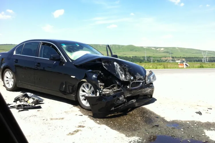 O limuzină BMW s-a făcut PRAF la intrare în Florești - FOTO