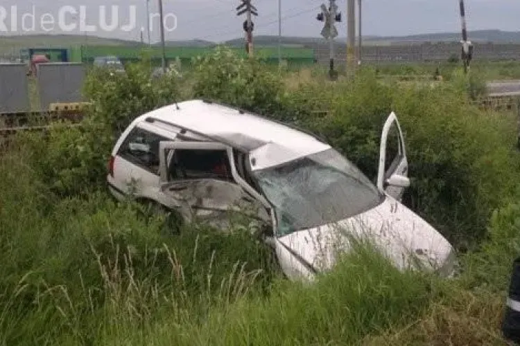 Accident la intrarea in Dej, în zona Parcului Industrial! Un BMW a lovit un VW și l-a aruncat în șanț