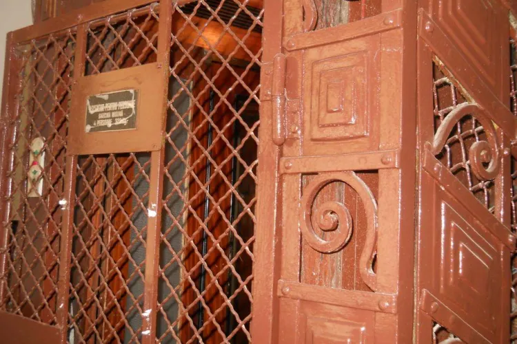 Top 10 locuri de vizitat din Cluj-Napoca. Trebuie să vezi ”Bătrânul lift al Clujului” de pe strada Horea