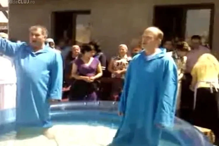 Romii de la Pata Rât botezați de penticostali - VIDEO