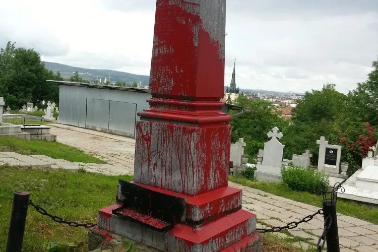 Monumentul unde maghiarii din Cluj comemorează Trianonul, profanat cu vopsea roşie - FOTO