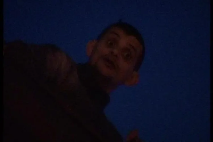 ”Omul paiangăn” s-a urcat pe acoperiș și amenință că se sinucide din dragoste