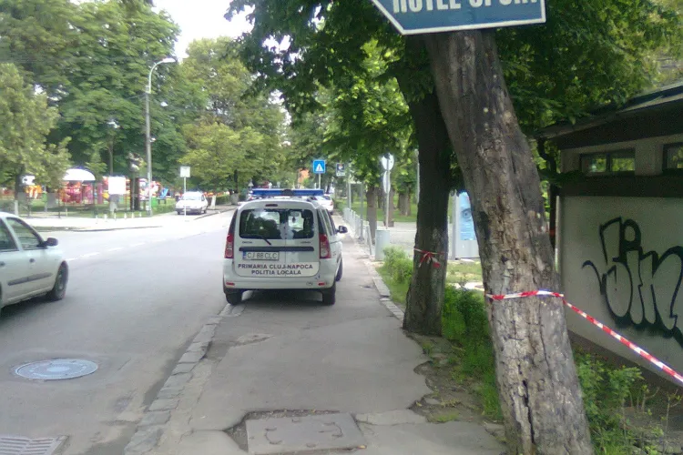 Polițiștii locali au blocat trotuarul pentru a merge la WC! Un clujean amendat s-a RĂZBUNAT - FOTO