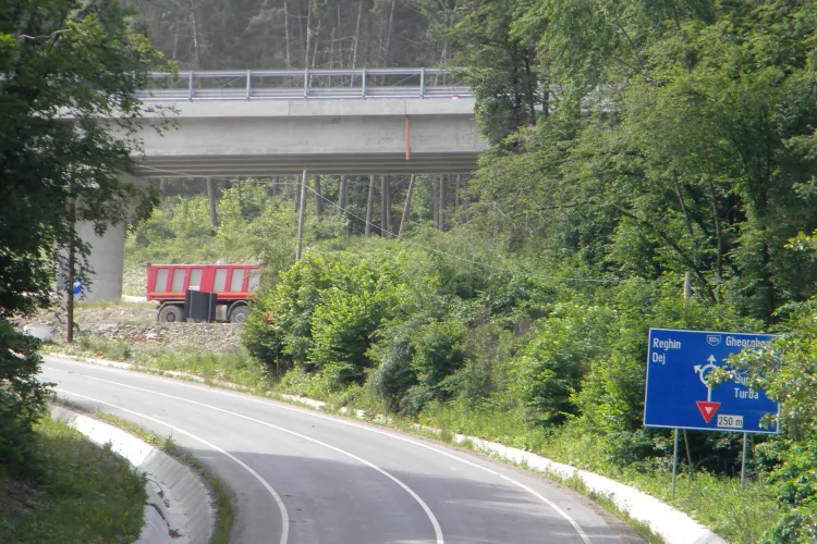 Strada Borhanci s-a ”rupt” din cauza traficului greu, care merge la Centura Vâlcele-Apahida - FOTO