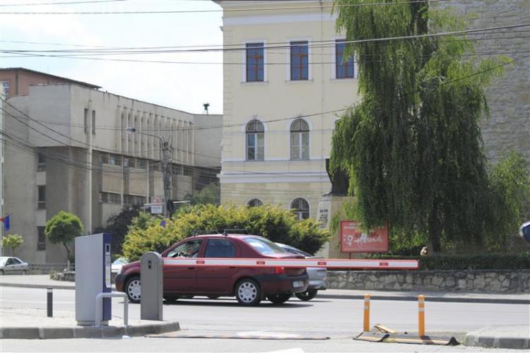 Barieră de la parcarea din Piața Cipariu s-a stricat! Muncitorii de la biserica de langă au tăiat curentul