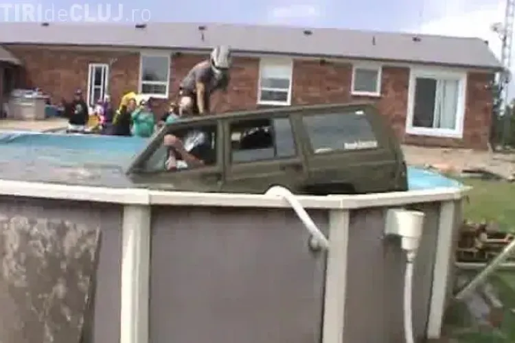 Un canadian a încercat să sară cu Jeep -ul peste piscină. Ce s-a întâmplat - VIDEO