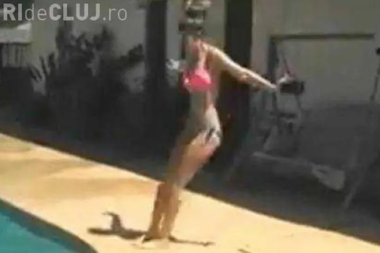 A sărit de pe casă în piscină, dar a aterizat pe beton. Și-a rupt picioarele- VIDEO