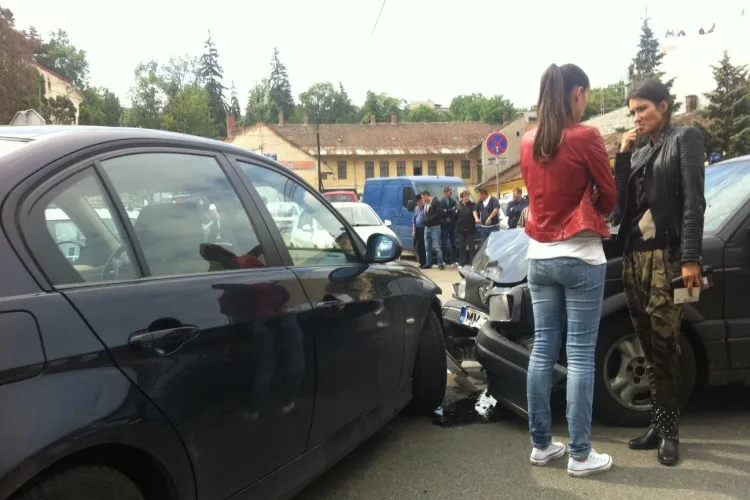Accident pe Avram Iancu, în fața Cimitirului central - FOTO și VIDEO 