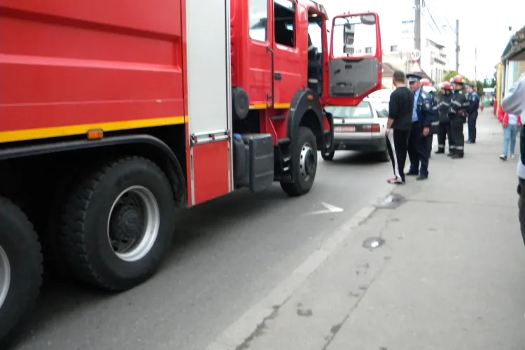 Alertă pe strada Moților. O mașină a luat foc FOTO