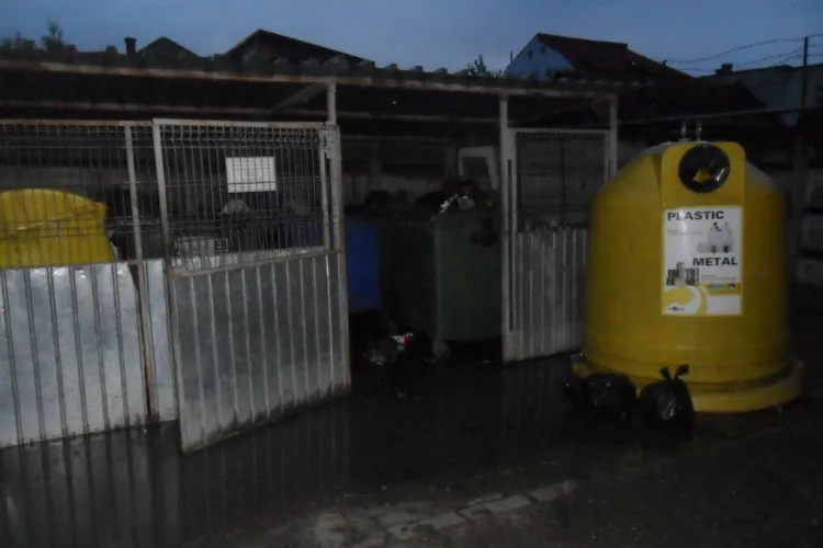 Parcarea de pe Aleea Godeanu, inundată la fiecare ploaie - FOTO