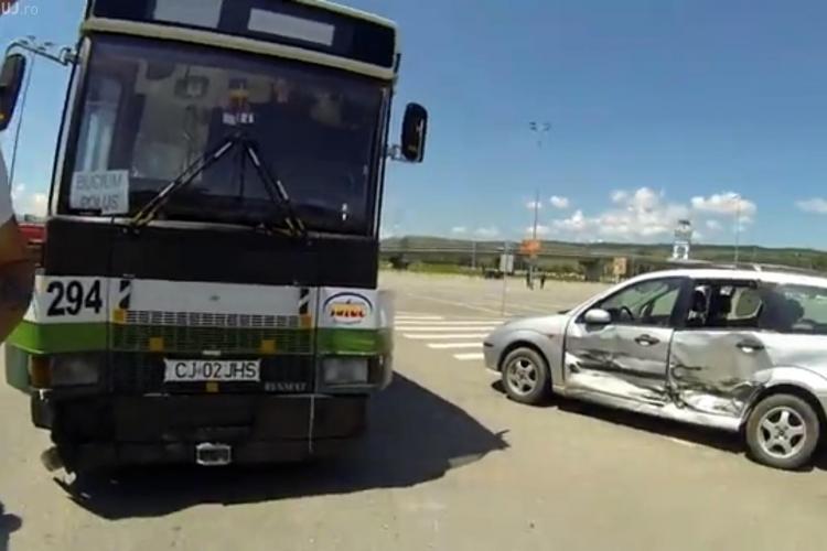 Accident în parcarea Polus Center. Un autobuz a lovit un autoturism - VIDEO