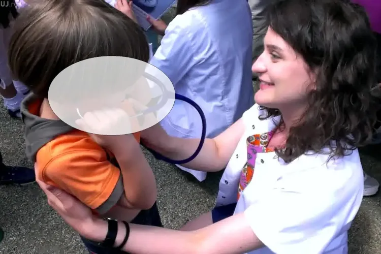 ULUITOR!  Studentă la medicină din Cluj ”buzunărită” de un copil la Orăşelul Copiilor, în Parcul Central - FOTO