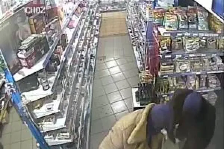 Cum au dat o lovitură de 7.000 de lei cei mai împiedicați hoți din Dej VIDEO