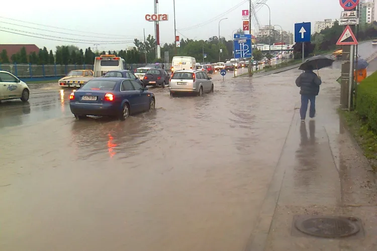 Șoseaua Florești - Cluj transformată în lac - VIDEO