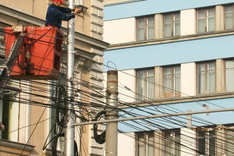 Cerul Clujului fără cabluri -  proiectul care ar urma să mute cablurile în subteran - FOTO