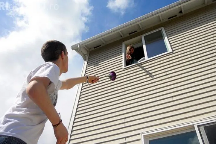 A vrut să îşi ceară iubita în căsătorie, dar a greșit casa. Ce a păţit un tânăr