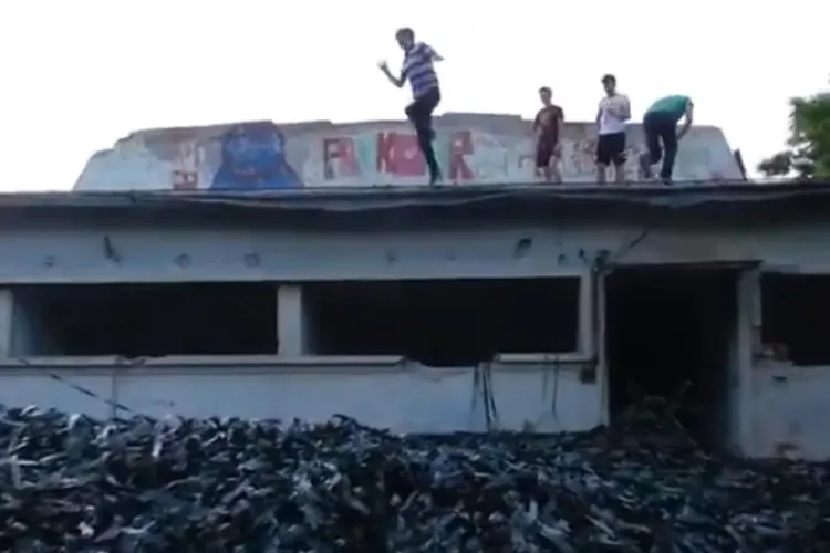 Depozitul de filme din Cluj-Napoca, VANDALIZAT. Filmele au fost derulate, iar copiii sar pe ele - VIDEO