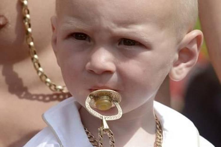 Un copil cu suzetă din aur, vedeta unui festival al romilor din Anglia - FOTO