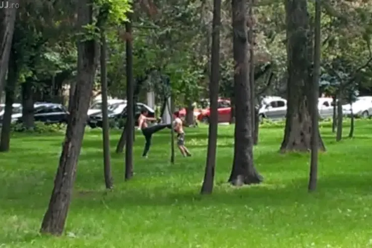 Local Kombat în Parcul Central din Cluj! Doi karatiști s-au ”cotonogit”, iar unul a fost făcut knockout - VIDEO
