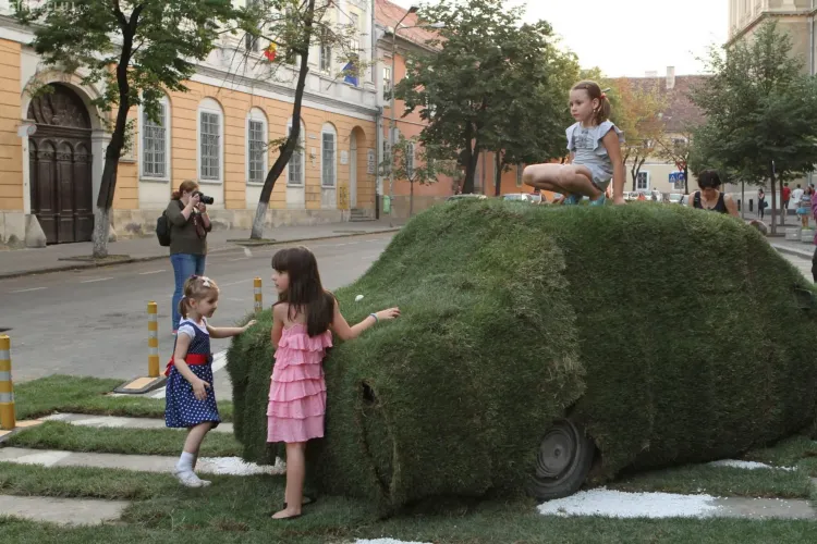 Cât de bine arată strada Kogălniceanu pietonală și cu gazon - Galerie FOTO