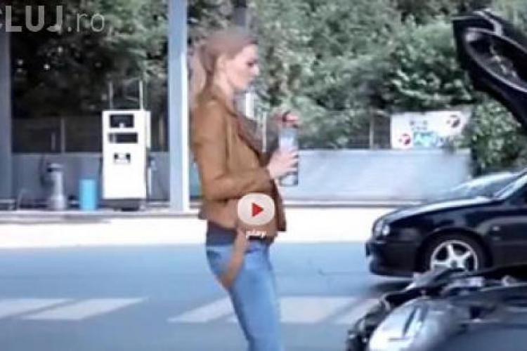 Cum schimbă o blondă uleiul la maşină - VIDEO