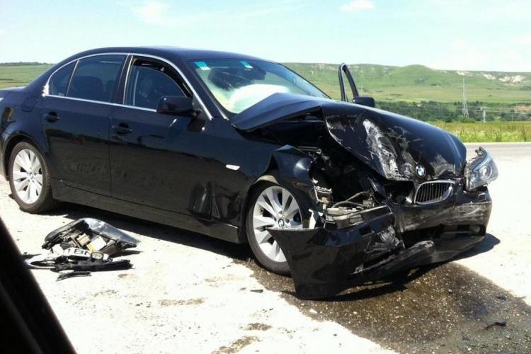 Accident la Mociu. Șoferul unui BMW rula cu 160 km/h și a băgat o familie în spital