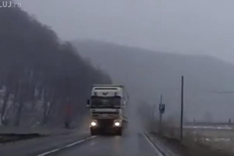 Acestui șofer din Cluj i-a înghețat sângele în venă! Cum era să fie spulberat de un TIR - VIDEO