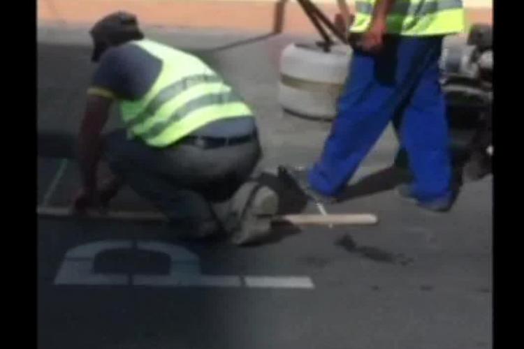 De ce asfaltările costă atât de mult? Șapte muncitori măsoară la Cluj o gaură de canal - VIDEO