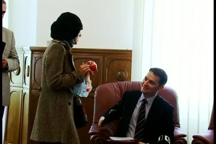 Ministrul Dan Șova, atacat la Cluj cu o roșie de o militantă Roșia Montană - VIDEO și FOTO