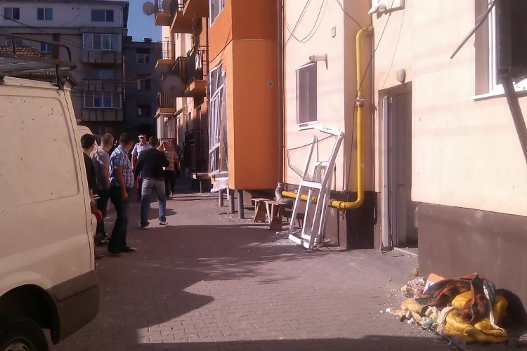 EXPLOZIE LA UN BLOC ÎN FLOREȘTI: ”Am crezut că se prăbușește blocul” - FOTO 