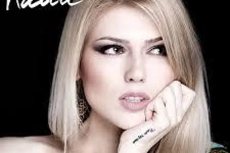 Noua artistă a ”impresarului bătăuș” huiduită pe scenă