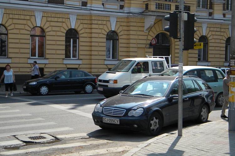 Parcare de NESIMȚIT în Piața Avram Iancu! Și-a ”înghesuit” mașina în intersecție - FOTO