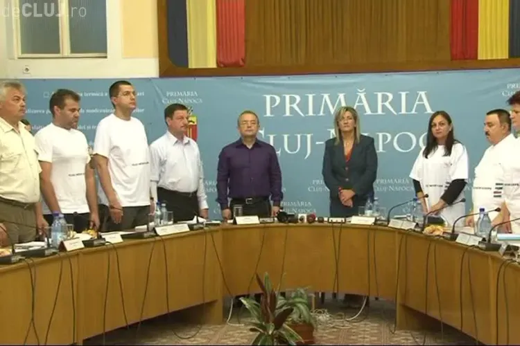 ”Dinozaurii” din Consiliul Local Cluj-Napoca, aduși de Boc la Primărie la MIEZUL NOPȚII - VIDEO