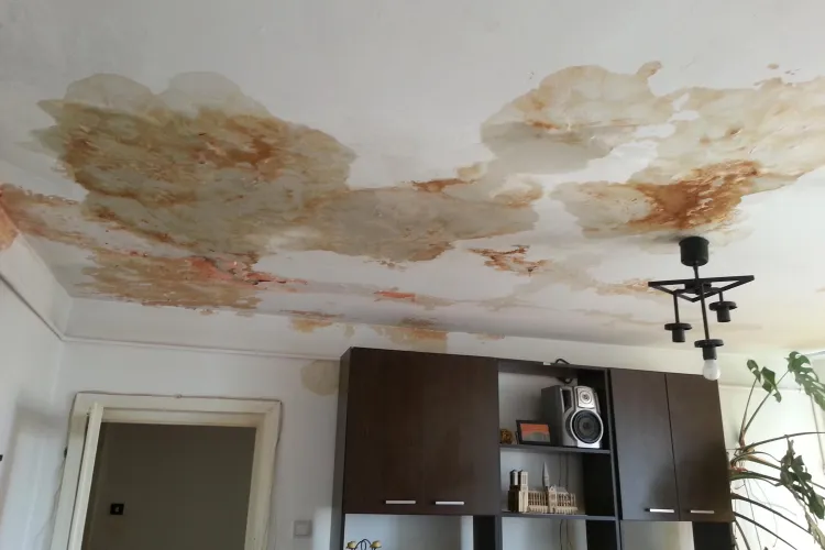 Într-un bloc din Grigorescu, furtuna de sâmbătă seara a făcut RAVAGII! Oamenilor le plouă în casă - FOTO