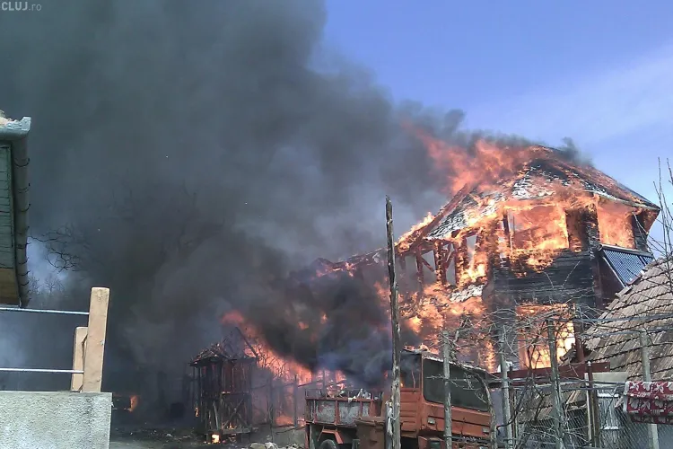 Casă trăsnită pe strada Vrancea, în Cluj-Napoca VIDEO - UPDATE: Două persoane au suferit atacuri de panică