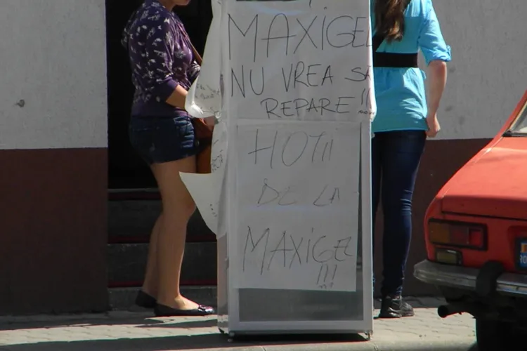 Protest cu frigiderul la Cluj! Și-au scos vitrina frigorifică pe 21 Decembrie 1989 în fața cofetăriei