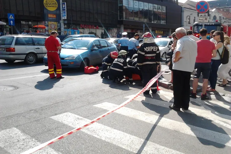 Accident în față la Central. Motociclist lovit de un autoturism. A fost acroșat și un pieton - FOTO și VIDEO