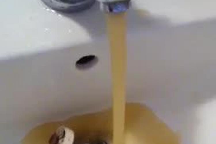 Apă cu nămol la robinetele clujenilor de pe strada Rapsodiei: ”Rușine să vă fie” - VIDEO