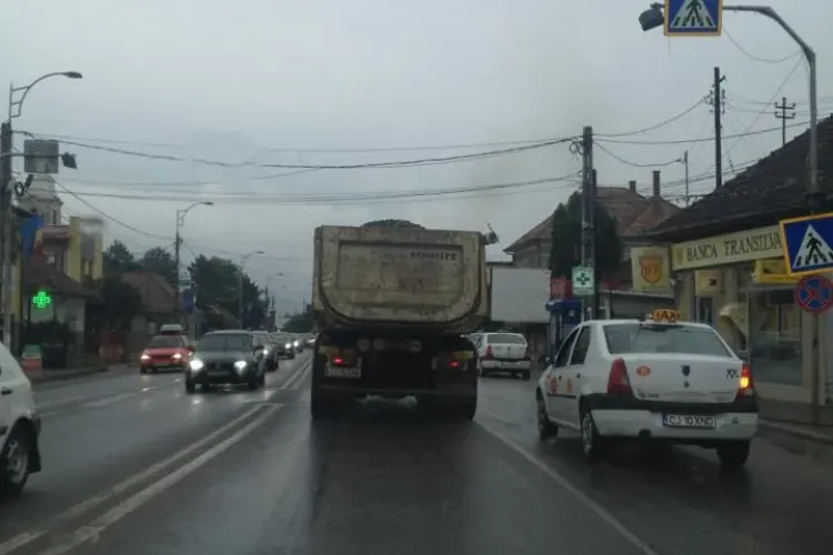 Camioanele cu piatră circulă fără prelată în Florești: ”Poliția stă la radar” - FOTO
