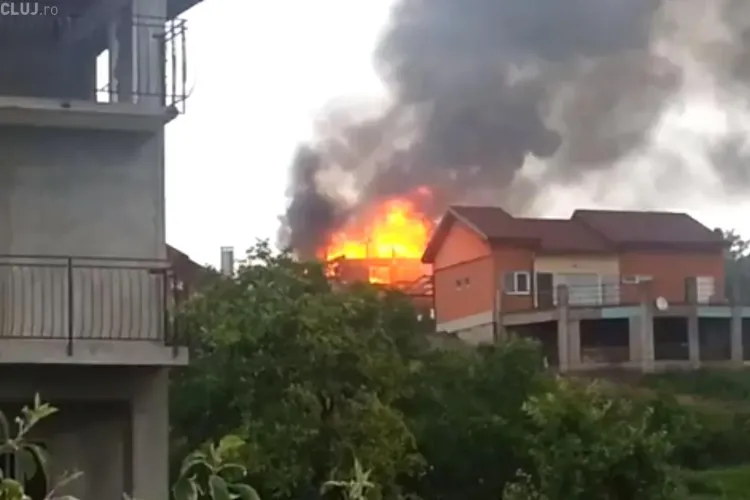 Casa trăsnită pe strada Vrancea din Cluj-Napoca a ARS ca o torță - VIDEO LIVE 