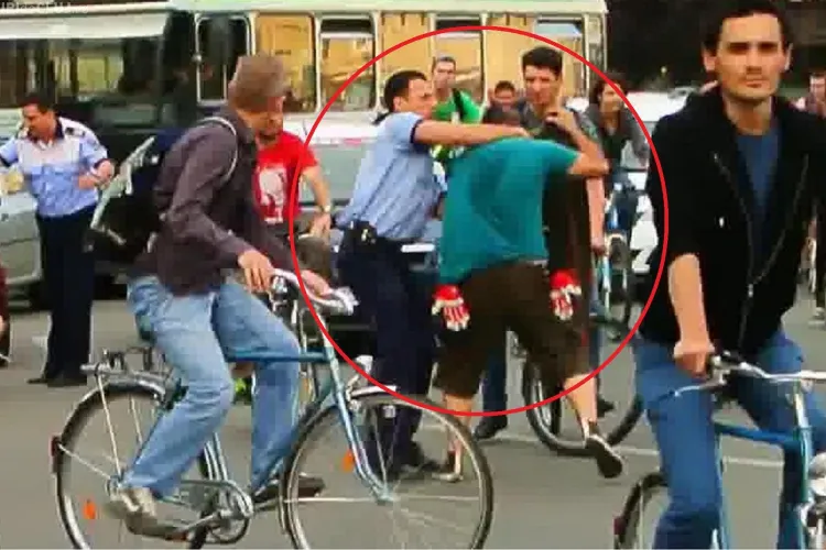 IPJ Cluj îl cercetează pe polițistul care l-a luat de gât pe un tânăr la Marșul Bicicliștilor