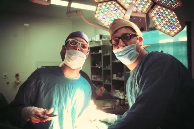 La Spitalul Municipal din Cluj medicii operează cu ochelari de hipster la ochi: "Se vede pacientul?" - FOTO