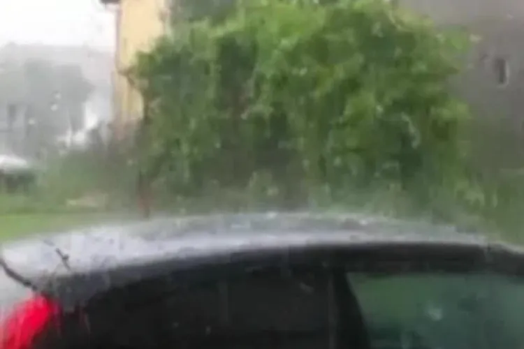 Furtună cu grindină la Gherla! ”Vremea a luat-o razna cu canicula asta!” - VIDEO