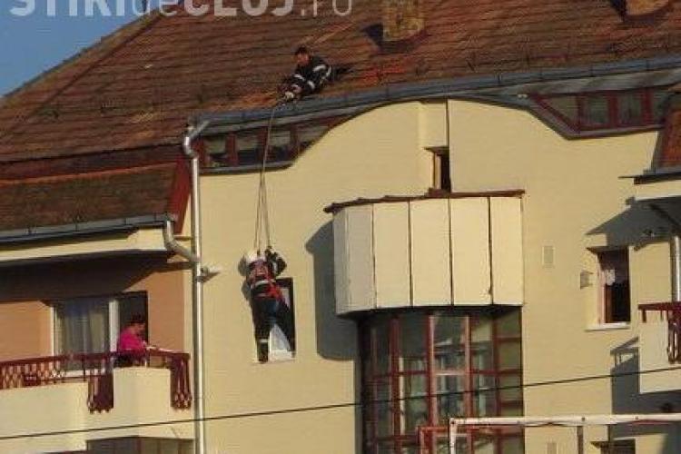 Pompierii au coborât pe o frânghie ca să salveze o femeie blocată în balcon - VIDEO