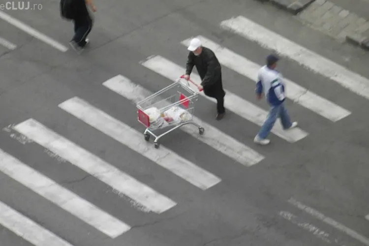 A plecat de la Penny Mănăștur cu tot cu căruciorul de cumpărături. Trecătorii râdeau de el - VIDEO