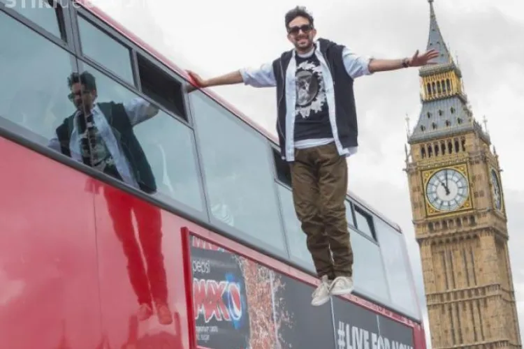 CLIPUL ZILEI: Un magician britanic levitează în centrul Londrei VIDEO