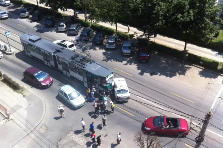 Accident pe strada Plopilor. Un Tramvai a lovit o mașină UPDATE